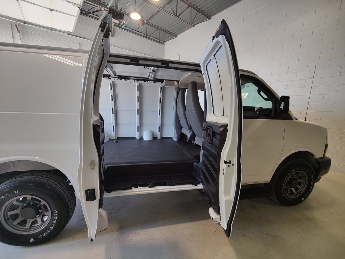 Used 2025 Chevrolet Express 3500 w/ Driver Convenience Package RWD image 24