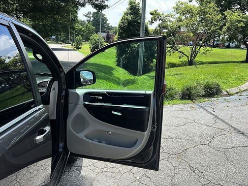 Used 2019 Dodge Grand Caravan SXT FWD image 28