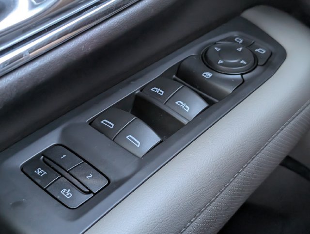 Used 2023 GMC Yukon XL SLT AWD/4WD image 23