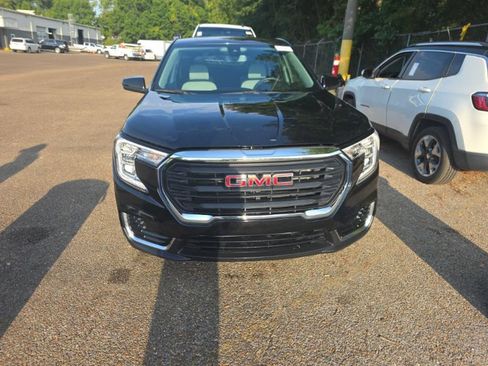 Used 2024 GMC Terrain SLE FWD image 2