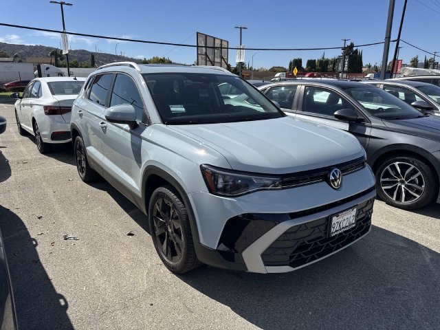 Certified 2026 Volkswagen Taos SE w/ Panoramic Sunroof Package FWD image 1