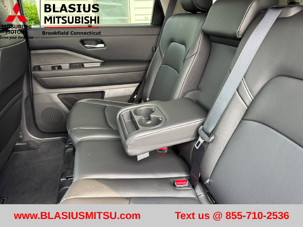 Used 2025 Nissan Pathfinder SL AWD/4WD image 31