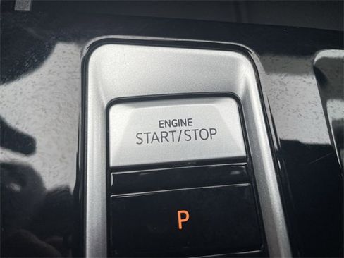 Used 2024 Volkswagen Atlas SE image 16