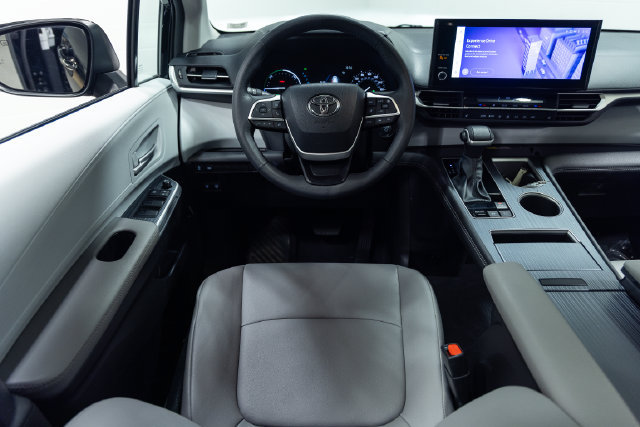 Used 2026 Toyota Sienna XLE FWD image 3
