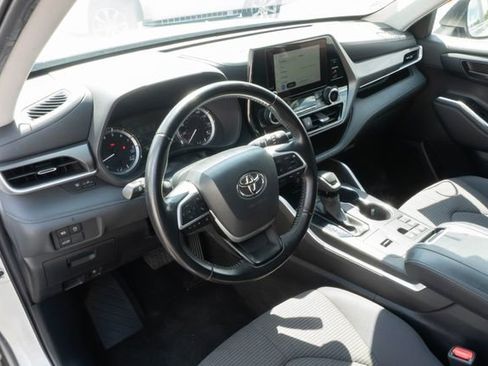 Used 2023 Toyota Highlander LE FWD image 5