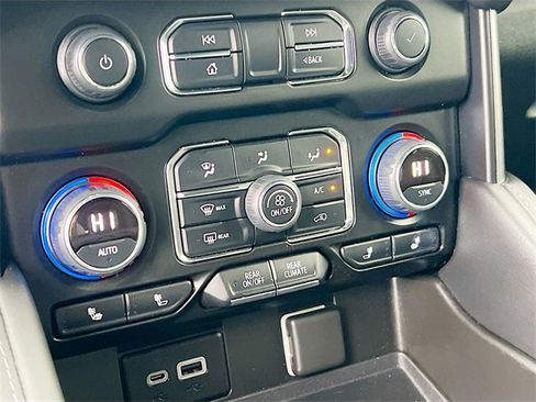 Used 2022 Chevrolet Tahoe Z71 w/ Luxury Package image 16