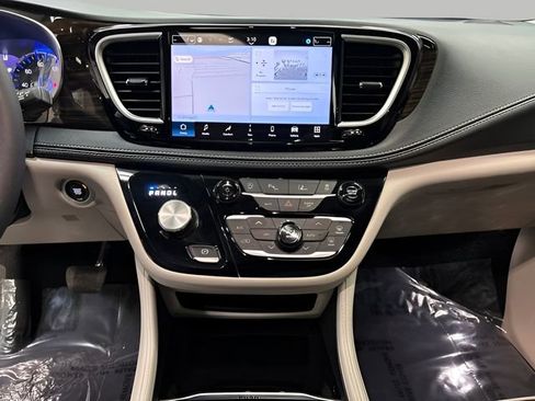 Used 2023 Chrysler Pacifica Limited image 17