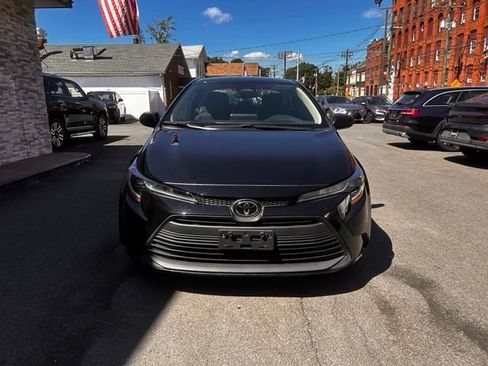 Used 2024 Toyota Corolla LE FWD image 2