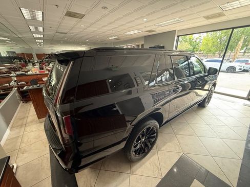 Used 2024 Cadillac Escalade ESV Sport Platinum w/ LPO, ONYX Package image 10