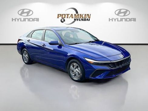 Used 2024 Hyundai Elantra SE FWD image 3