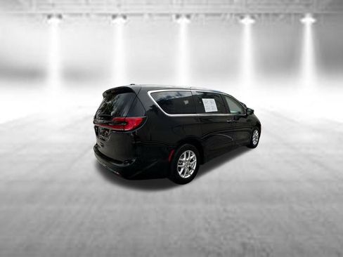 Used 2024 Chrysler Pacifica Touring-L FWD image 7