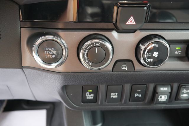 Used 2018 Toyota Tacoma TRD Off-Road w/ Technology Package AWD/4WD image 22