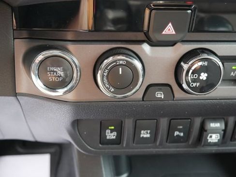 Used 2018 Toyota Tacoma TRD Off-Road w/ Technology Package AWD/4WD image 22