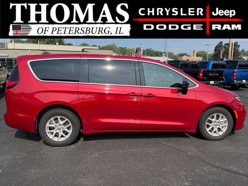 Used 2025 Chrysler Pacifica Select FWD image 9