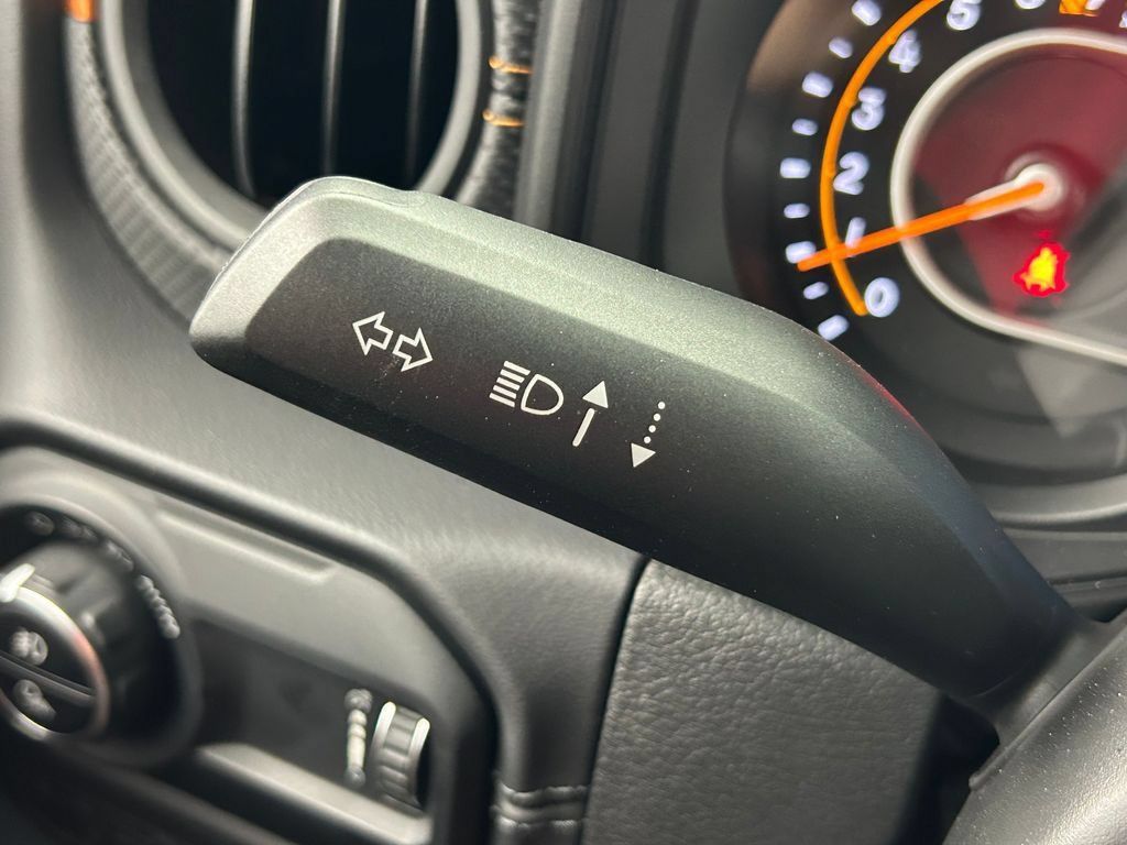 Used 2024 Jeep Gladiator Mojave AWD/4WD image 28