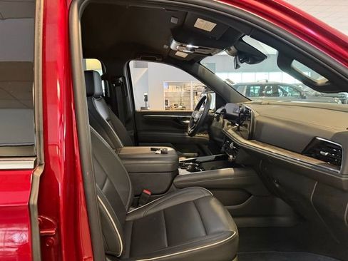 Used 2025 Chevrolet Suburban Premier image 9