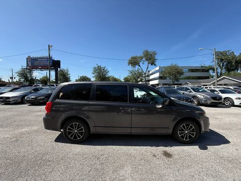 Used 2018 Dodge Grand Caravan SXT w/ Blacktop Package FWD image 4