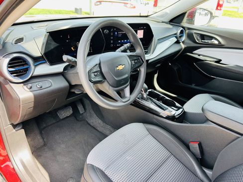 Used 2025 Chevrolet Trax LT FWD image 10