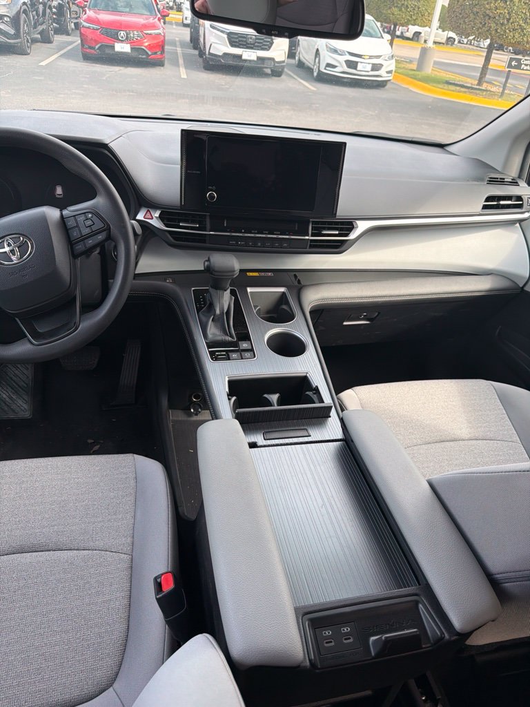 Used 2026 Toyota Sienna LE FWD image 10