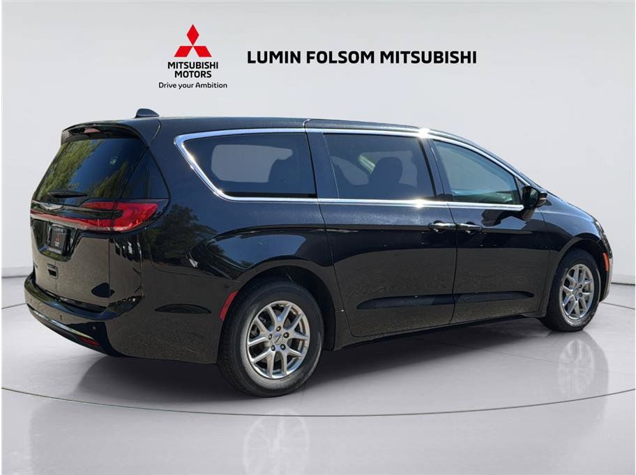 Used 2024 Chrysler Pacifica Touring-L FWD image 5