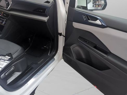 Used 2023 Volkswagen Taos SE image 43