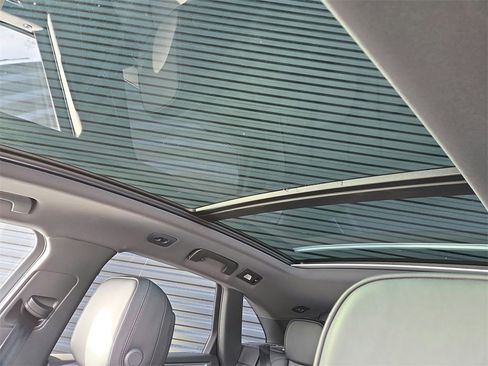 Certified 2026 Porsche Macan image 15