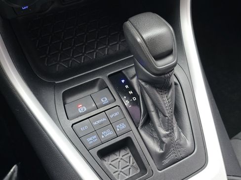 Used 2020 Toyota RAV4 LE image 30