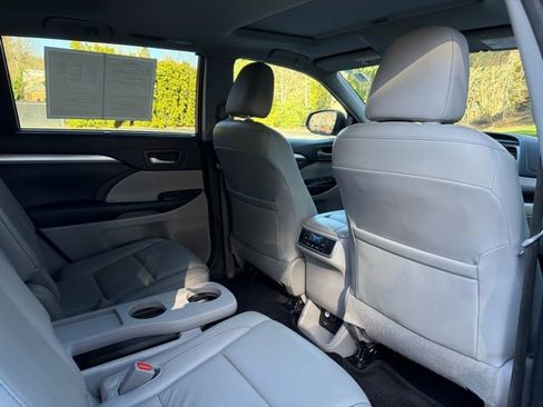 Used 2016 Toyota Highlander XLE image 25