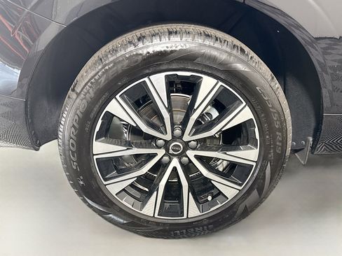 Used 2025 Volvo XC60 B5 Plus image 33