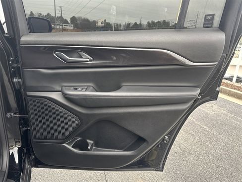 Used 2023 Jeep Grand Cherokee L Laredo image 16