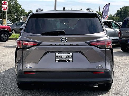 Used 2021 Toyota Sienna XLE FWD image 4
