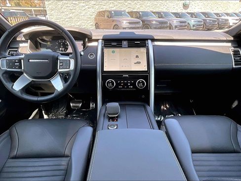 Used 2024 Land Rover Discovery Dynamic SE AWD/4WD image 15