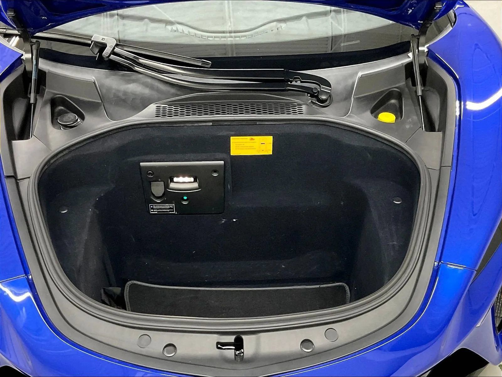 Used 2023 McLaren Artura RWD image 32
