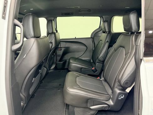New 2027 Chrysler Pacifica Select FWD image 5