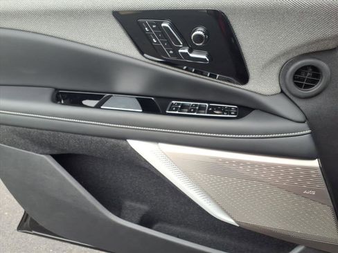 New 2025 Cadillac Optiq Luxury 1 w/ LPO, ONYX Package image 7