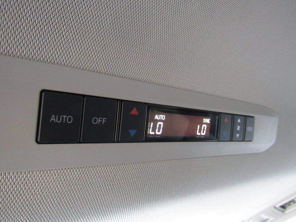 Used 2025 Toyota Sienna XLE FWD image 36
