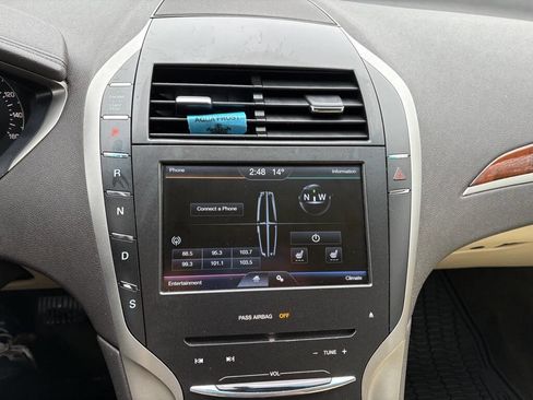 Used 2014 Lincoln MKZ image 17