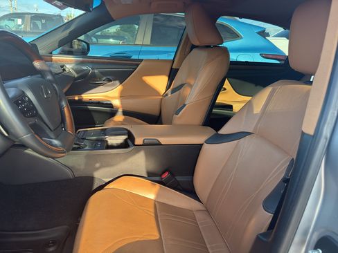 Used 2022 Lexus ES 300h Ultra Luxury w/ Accessory Package FWD image 2