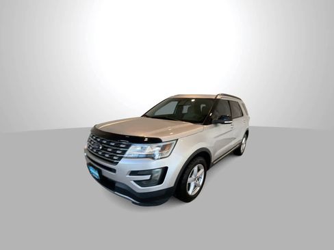 Used 2016 Ford Explorer XLT image 4