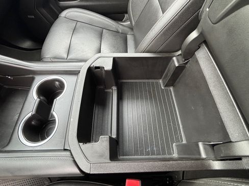 Used 2022 Chevrolet Suburban Z71 w/ Z71 Off-Road Package AWD/4WD image 18