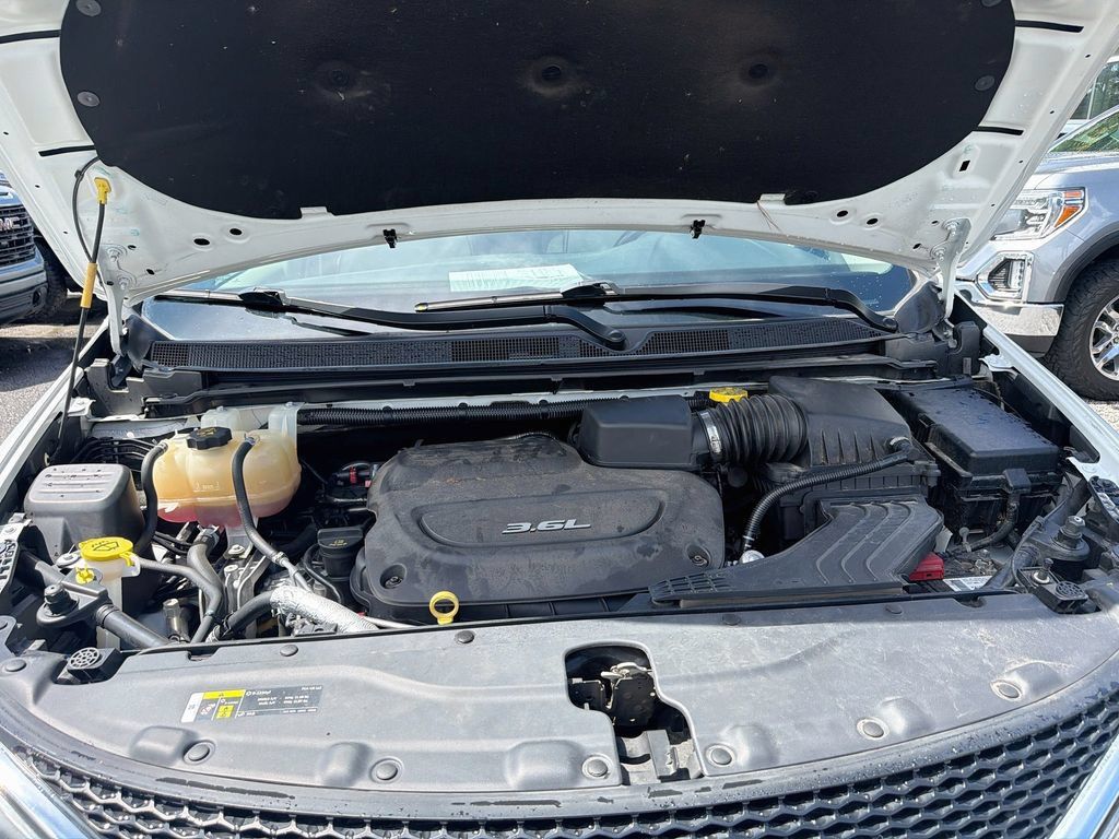 Used 2018 Chrysler Pacifica Limited w/ Tire & Wheel Group FWD image 32