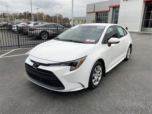 Used 2025 Toyota Corolla LE image 4