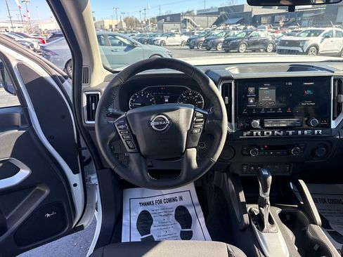 Used 2025 Nissan Frontier SV w/ SV Convenience Package image 14