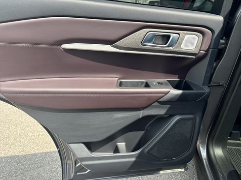 Certified 2025 Ford Explorer Platinum RWD image 32