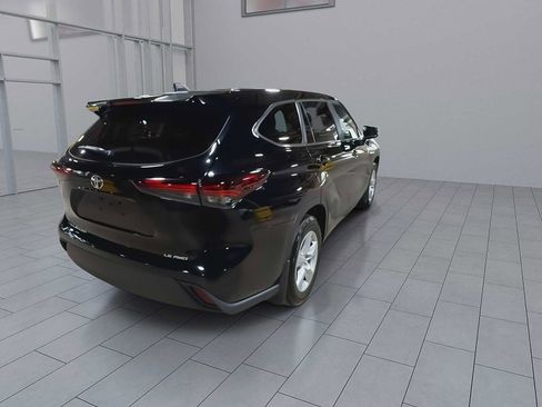 Used 2024 Toyota Highlander LE AWD/4WD image 8