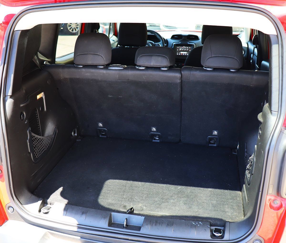 Used 2018 Jeep Renegade Latitude FWD image 24