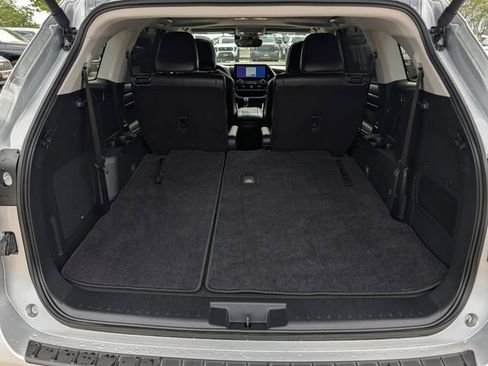 Used 2024 Toyota Highlander Limited FWD image 30