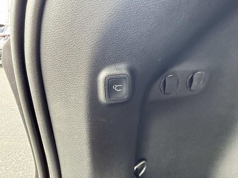 Used 2019 Jeep Cherokee Limited FWD image 12