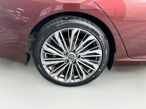 Used 2024 Nissan Altima 2.5 SL FWD image 11