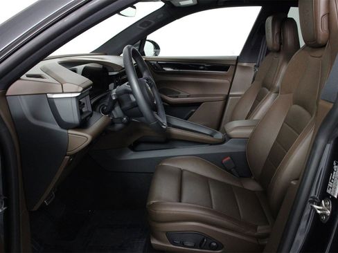 Used 2025 Porsche Macan 4 Electric image 5